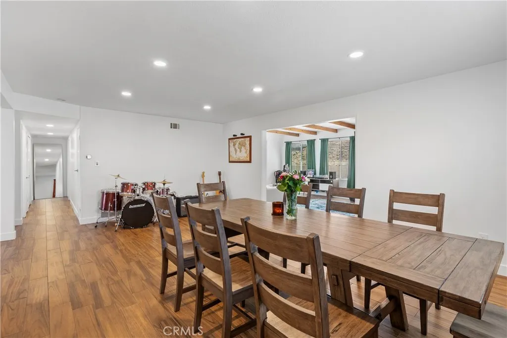 https://cdn.realtyfeed.com/cdn/127/306549335/e2890529abcdfea26a1f6f8459152c20.webp