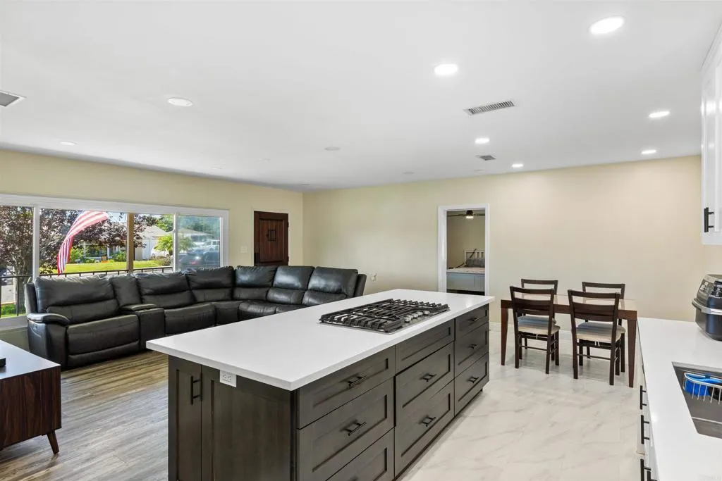 https://cdn.realtyfeed.com/cdn/127/306549757/9a5feac2d1d44442e38d863252470a39.webp