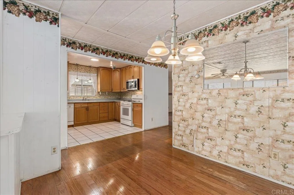 https://cdn.realtyfeed.com/cdn/127/306550511/c11146fdec31af8efec87c611e991519.webp
