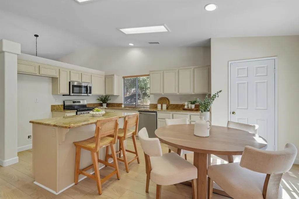 https://cdn.realtyfeed.com/cdn/127/306551615/8c3ad1d1d32d43c2d321e6a509bb2c09.webp