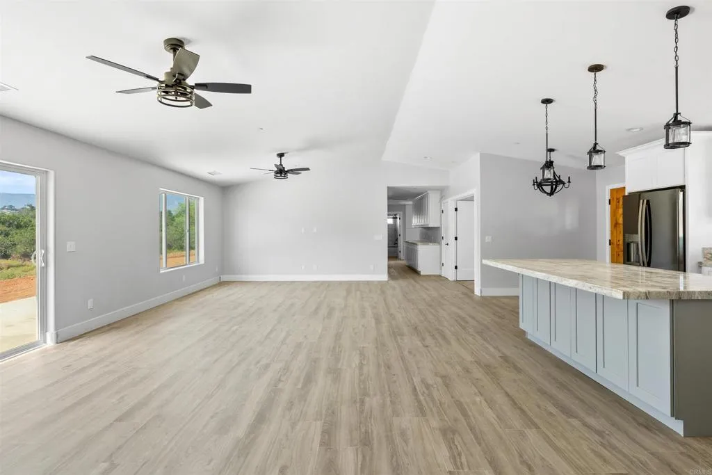 https://cdn.realtyfeed.com/cdn/127/306552550/e41720e5f401948a3094e1973253fd7e.webp