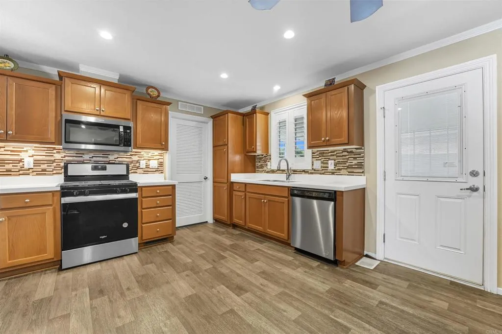 https://cdn.realtyfeed.com/cdn/127/306552819/c60f6c57dacfac3653f364974e0cc157.webp