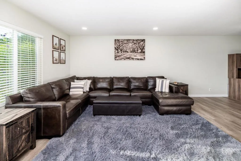 https://cdn.realtyfeed.com/cdn/127/306552829/9cc221ccebc456e386d6d3b7e0df405c.webp