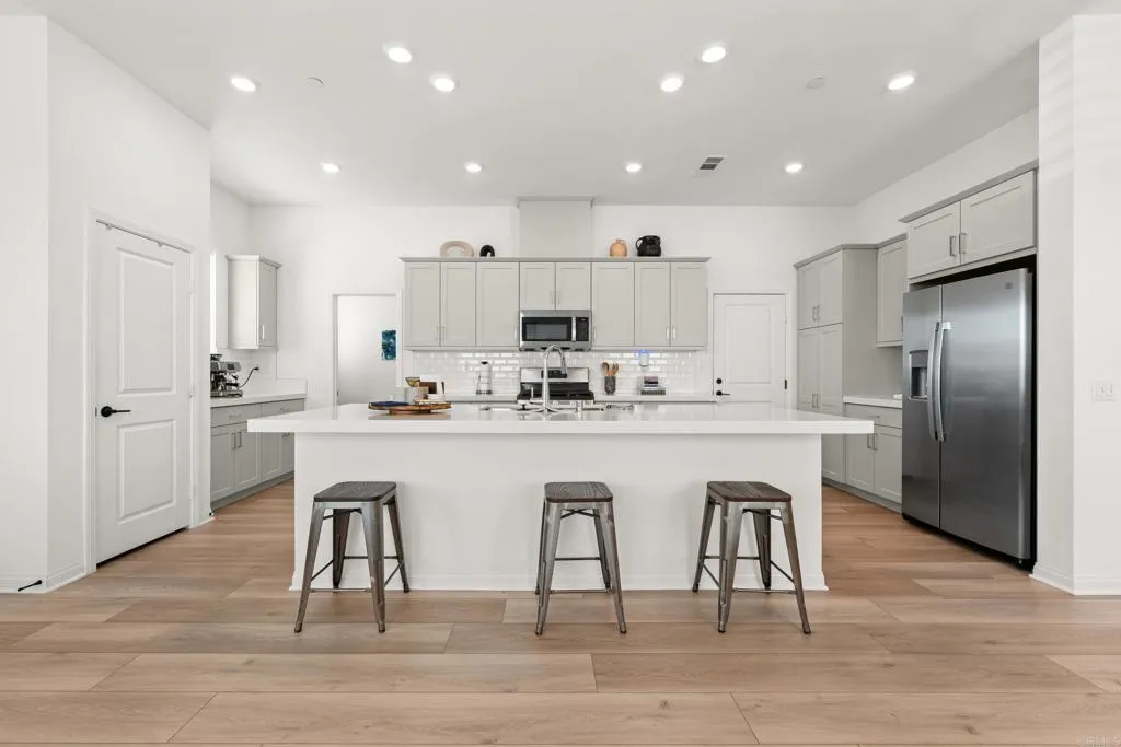 https://cdn.realtyfeed.com/cdn/127/306552909/f64354de8776933c9fb45de192485640.webp