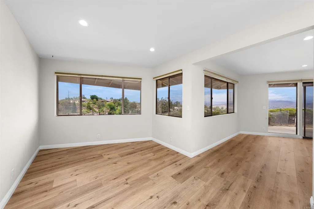 https://cdn.realtyfeed.com/cdn/127/306553354/40e52fac48c2442b78e41a365890472b.webp