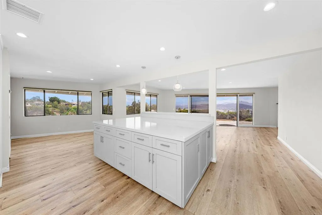 https://cdn.realtyfeed.com/cdn/127/306553354/fbde7cef8de1d09be78a683811ad7efe.webp