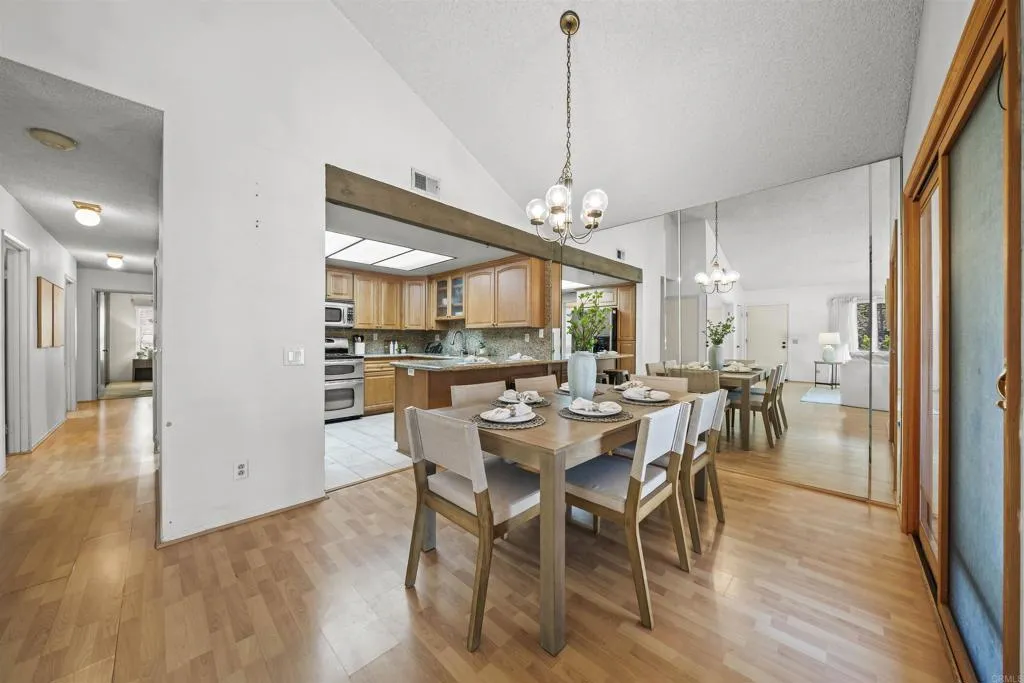 https://cdn.realtyfeed.com/cdn/127/306555263/b7da455801bb405f748a0665461f1917.webp