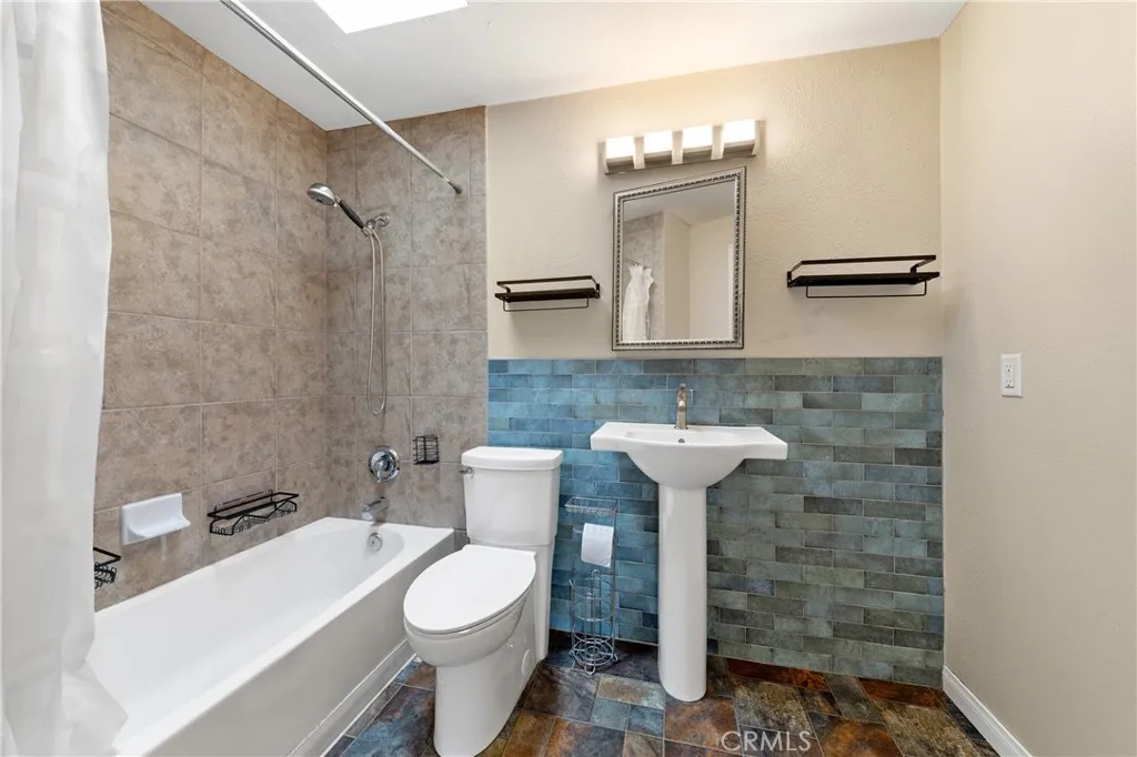 https://cdn.realtyfeed.com/cdn/127/306555509/78d1eaa6decb055124d803972e715a08.webp