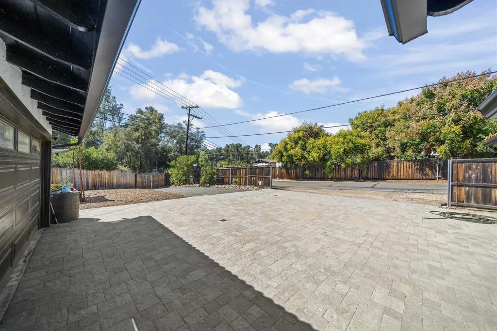 https://cdn.realtyfeed.com/cdn/127/306555940/17a4eeb9bb7e8ac3215bbc65e8b7e24e.webp