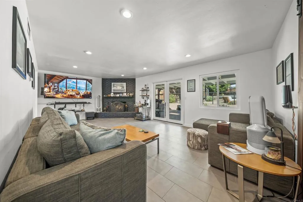 https://cdn.realtyfeed.com/cdn/127/306555940/21e8846efa602354a7dfc6c803932c08.webp
