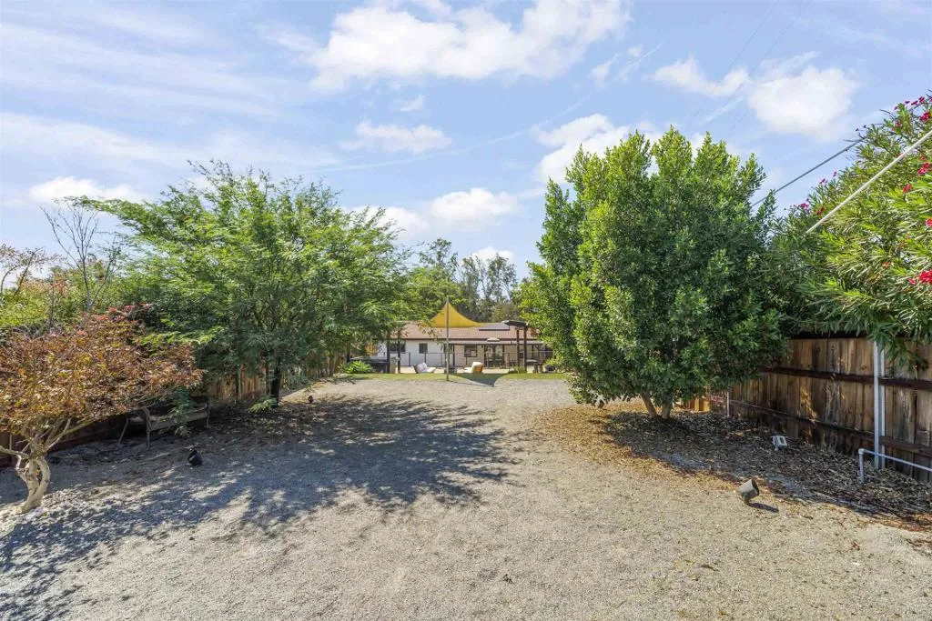 https://cdn.realtyfeed.com/cdn/127/306555940/6323f17ca01be32f8c4303c40ed2d042.webp