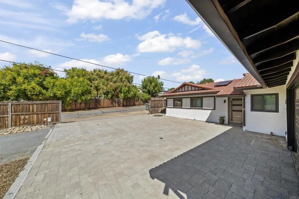 https://cdn.realtyfeed.com/cdn/127/306555940/96d3cc6ad9a5f0727c9b53de239205e1.webp