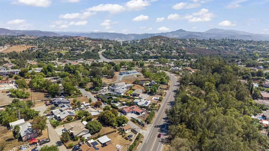 https://cdn.realtyfeed.com/cdn/127/306555940/c5ae6e39fec7d1858df5846c139f7bf9.webp