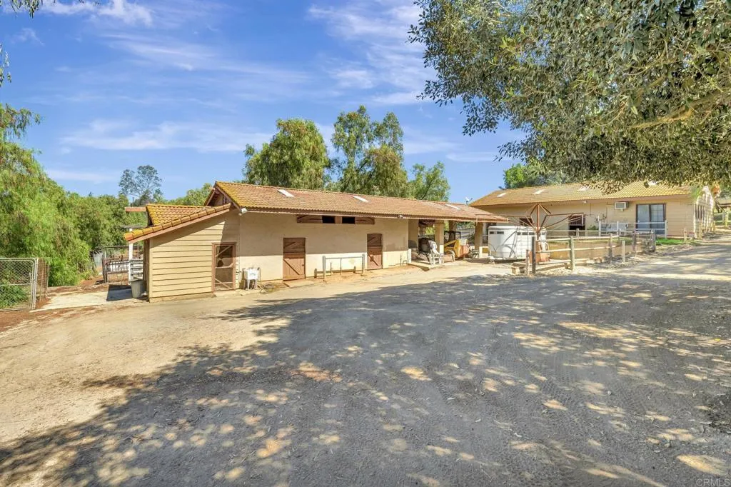 https://cdn.realtyfeed.com/cdn/127/306556109/c8c5d9af63a207fa287659ebc60252df.webp
