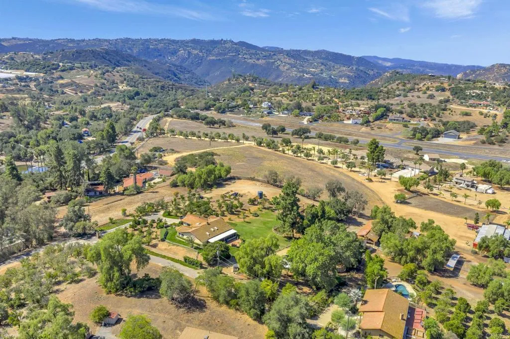 https://cdn.realtyfeed.com/cdn/127/306556109/e818fc9781b661a124f27c00937f68cb.webp