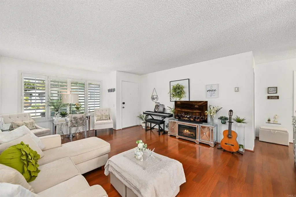 https://cdn.realtyfeed.com/cdn/127/306556611/68b0c29e32fc0a288123a83d109799f2.webp