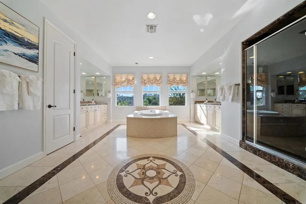 https://cdn.realtyfeed.com/cdn/127/306556694/abda1cedd737834b64d1ba07dcc9e4e6.webp
