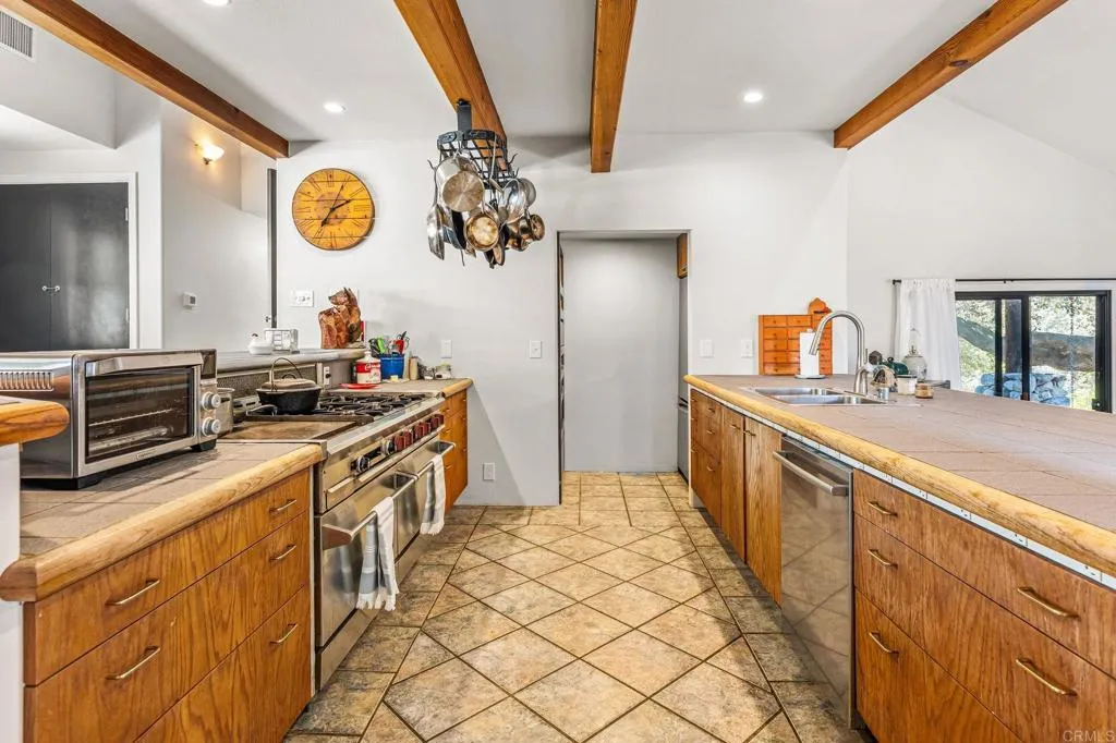https://cdn.realtyfeed.com/cdn/127/306557364/33eb91d9c0986cfdc35bec44f3f4c8ab.webp