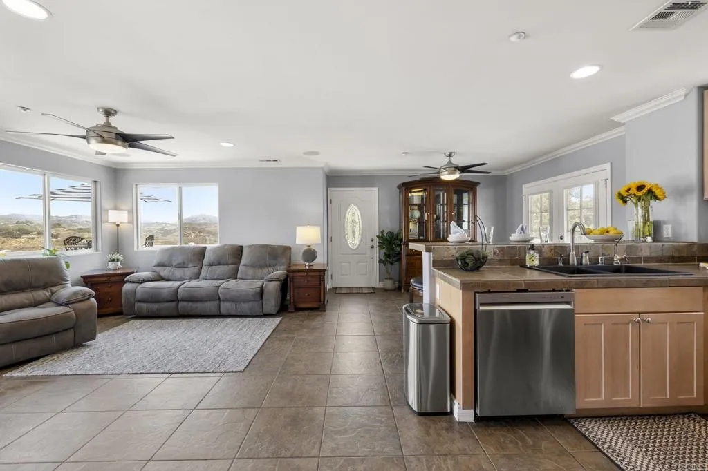 https://cdn.realtyfeed.com/cdn/127/306557493/5dc6875d278a0a1ed6057026b1105cd0.webp
