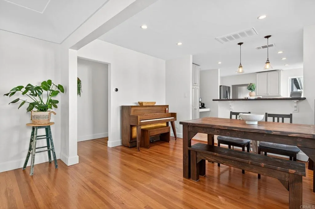 https://cdn.realtyfeed.com/cdn/127/306557638/6f0fa45d51c2225e4ad9cad68e69b2b4.webp