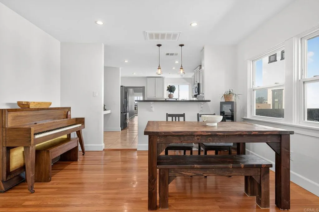 https://cdn.realtyfeed.com/cdn/127/306557638/fbab8e2a8f4d4918801a366cceb41962.webp