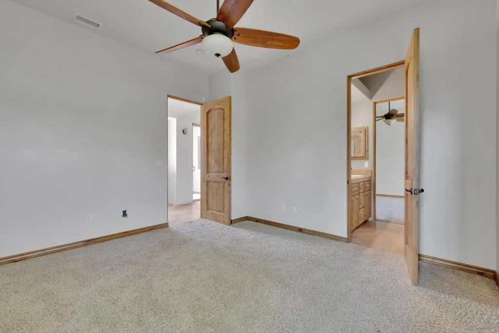 https://cdn.realtyfeed.com/cdn/127/306557795/946b9ef65602cd0bf1fb0968d1189f26.webp
