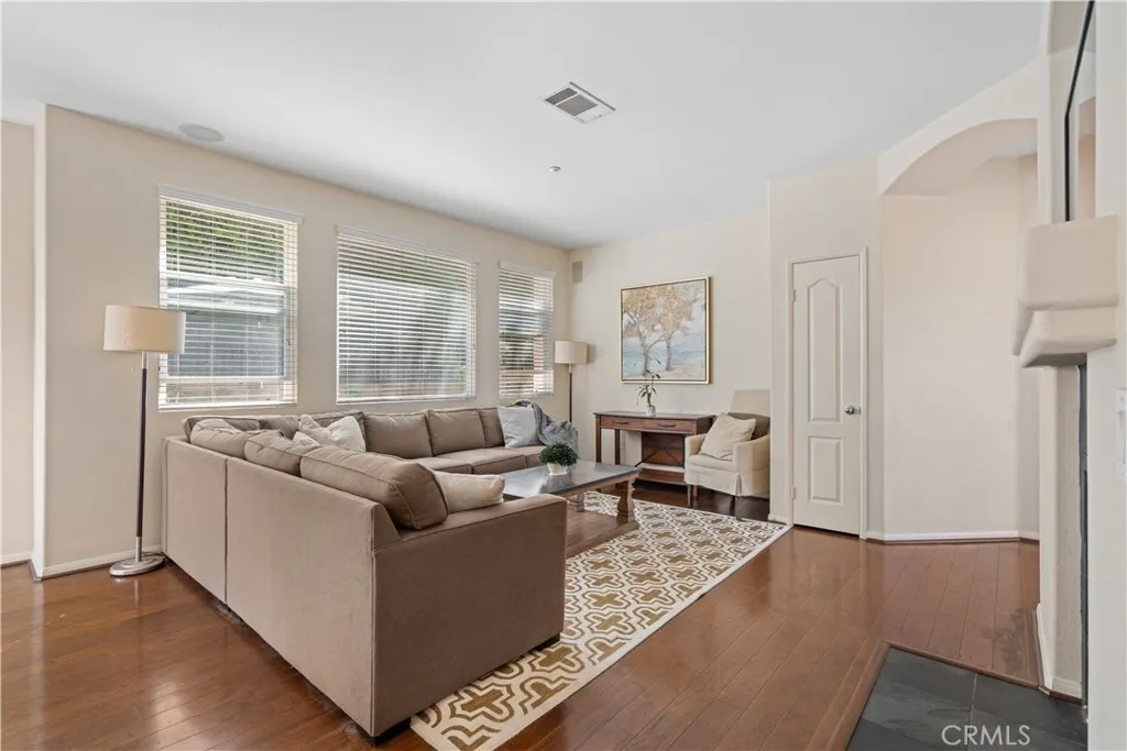Photo #4: ND25229792 Listing 