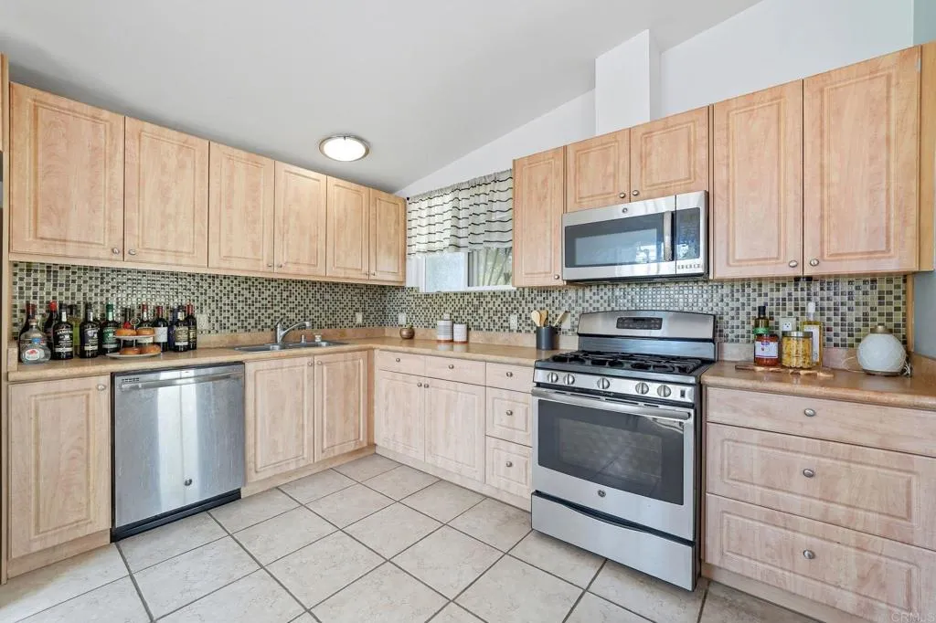 https://cdn.realtyfeed.com/cdn/127/306558469/c2e6a43d3819dcda0c3447d831859d13.webp