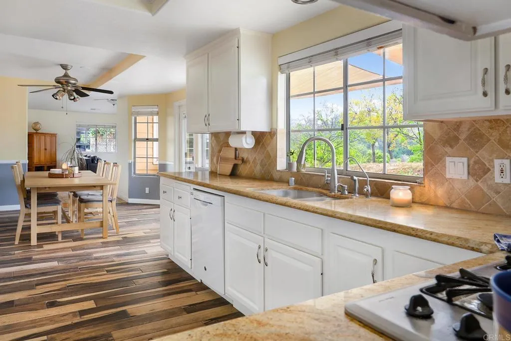 https://cdn.realtyfeed.com/cdn/127/306558477/4d6f88e4f427482bd5eaa74ebeb224a1.webp