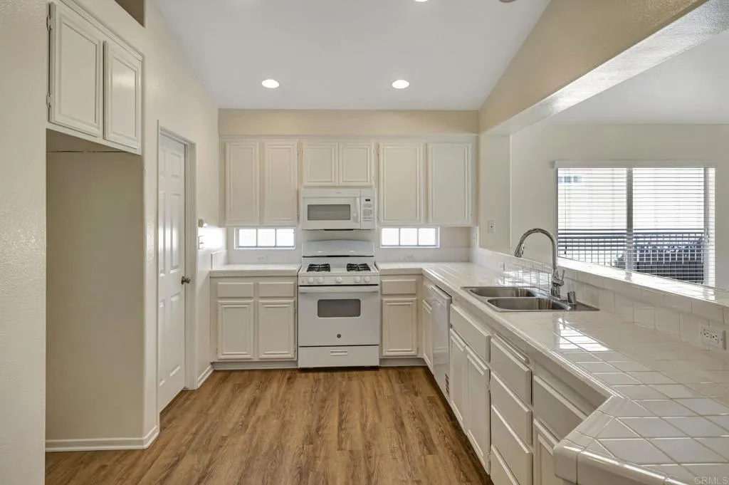https://cdn.realtyfeed.com/cdn/127/306559144/353781b7b8d5554207a98a3c23961940.webp
