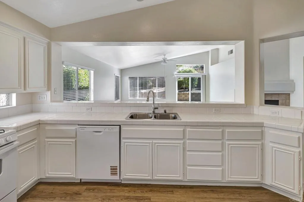 https://cdn.realtyfeed.com/cdn/127/306559144/7f75ce180f234dcc6e248fba7091aaba.webp