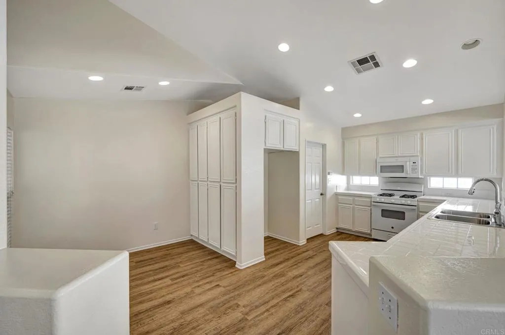 https://cdn.realtyfeed.com/cdn/127/306559144/e3926062f72abc7fc41a3a7e15782e74.webp