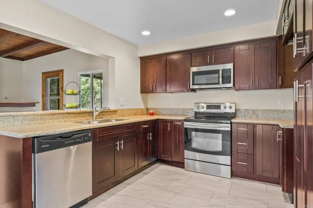 https://cdn.realtyfeed.com/cdn/127/306559579/f10ac18afa8ab0d49663b1b25c1d2669.webp