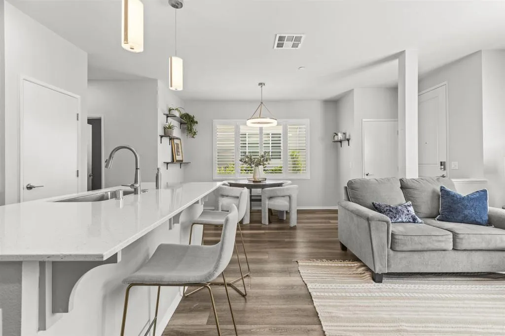 https://cdn.realtyfeed.com/cdn/127/306559664/923d8db5f0bf69696e746b304b6da371.webp