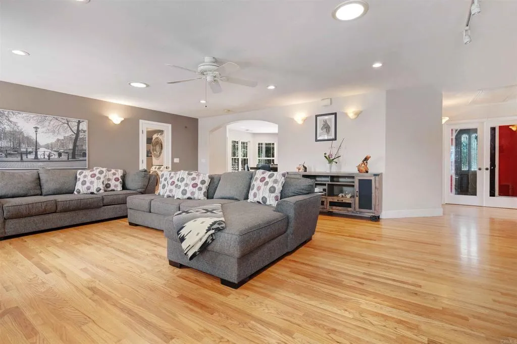 https://cdn.realtyfeed.com/cdn/127/306560182/27378f22ba640dabd465e001e81f4f8c.webp