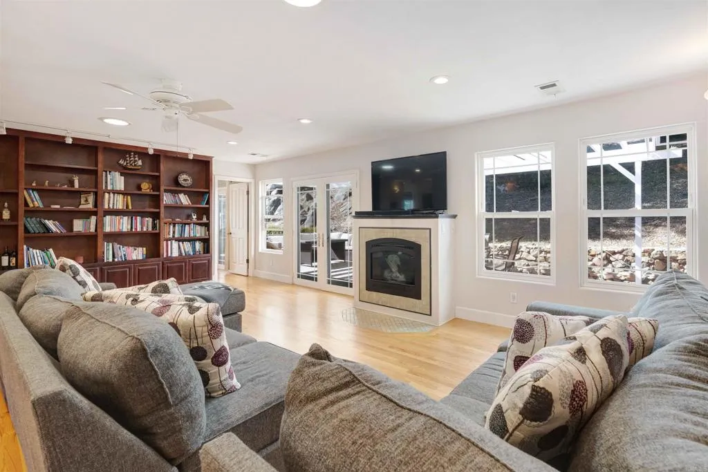 https://cdn.realtyfeed.com/cdn/127/306560182/90c124afb2a1052b21b4427291a47c5f.webp