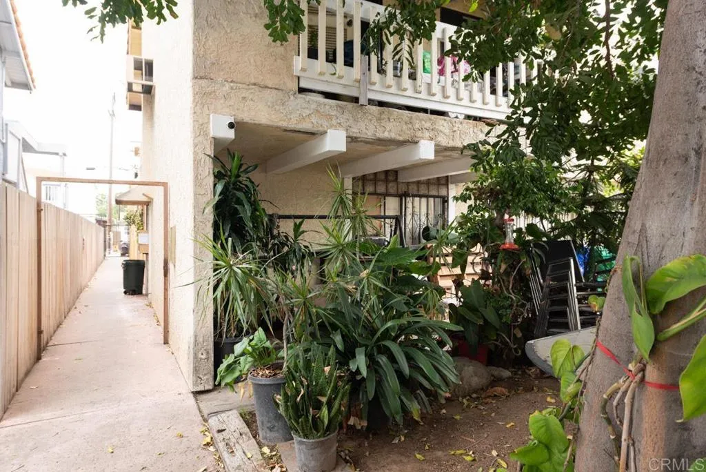 Browse active condo listings in VIEJO