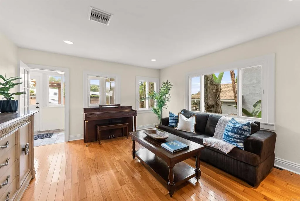 https://cdn.realtyfeed.com/cdn/127/306560505/03dea3bc63c9259355421814c6c285fa.webp