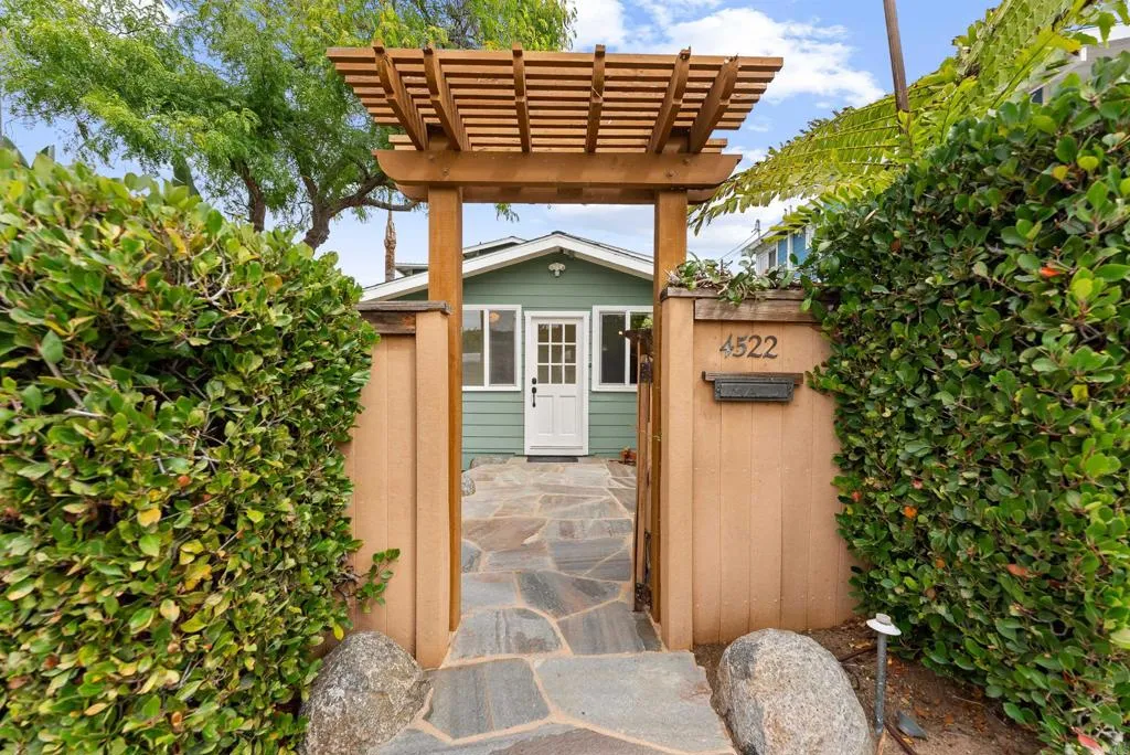 https://cdn.realtyfeed.com/cdn/127/306560505/2578707269129117490d147aa7a57c76.webp