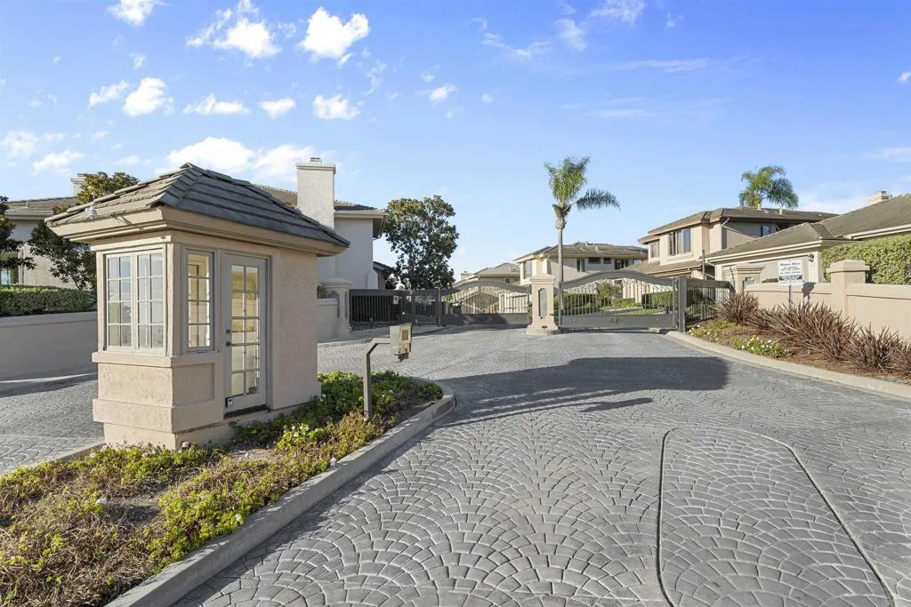 https://cdn.realtyfeed.com/cdn/127/306560626/85f29dfbe543832f19eb40753d2deec2.webp