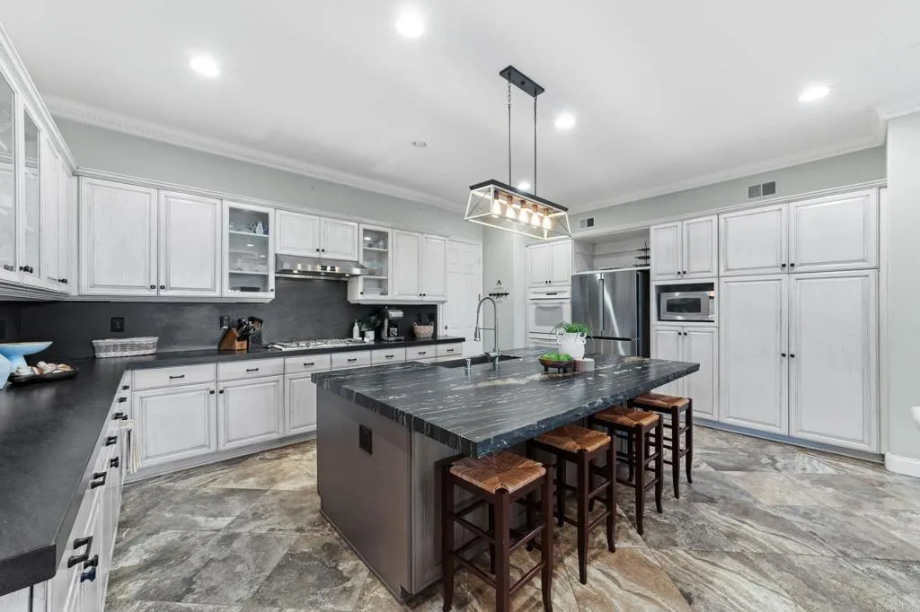 https://cdn.realtyfeed.com/cdn/127/306560637/f5092bc65060f88b7d64c7f521b7521e.webp