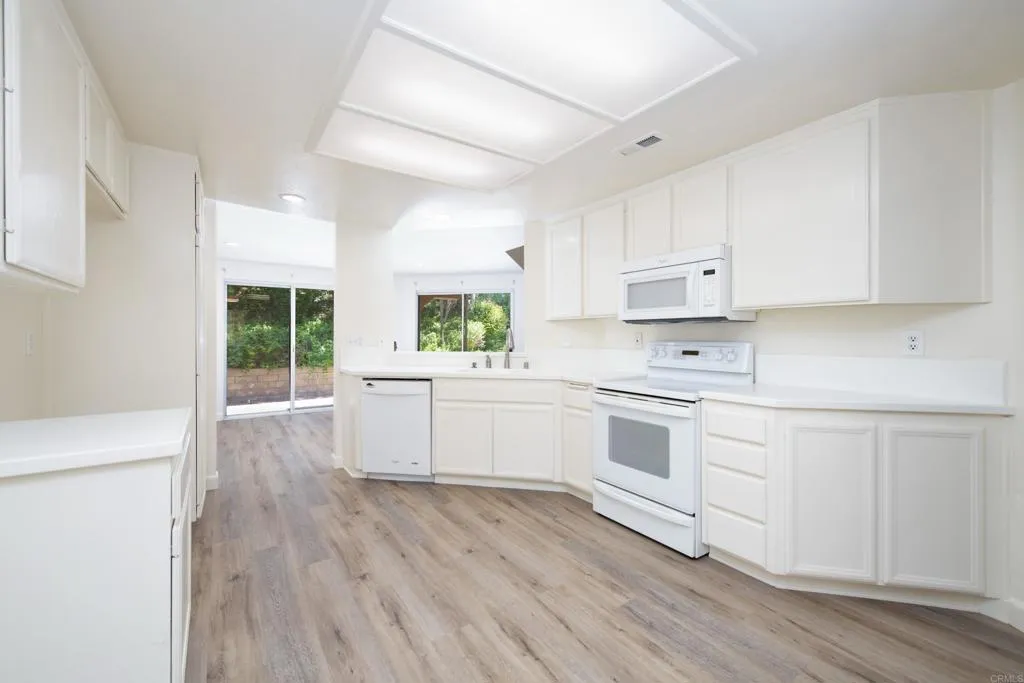 https://cdn.realtyfeed.com/cdn/127/306560794/2150c962674946f15cc1a4f94d01d4cb.webp
