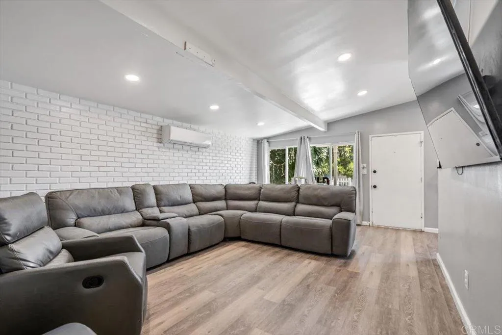 https://cdn.realtyfeed.com/cdn/127/306560909/f3fc1bc4f76447dcf7e7cbe757eeae14.webp