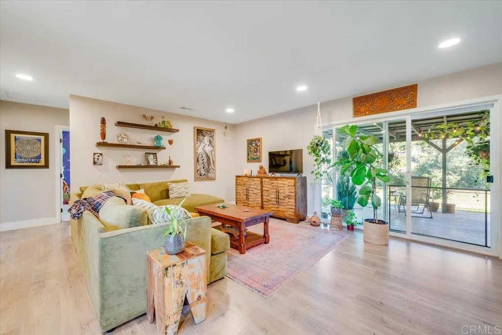 https://cdn.realtyfeed.com/cdn/127/306561283/16f594f00ab230445681355199ef983c.webp