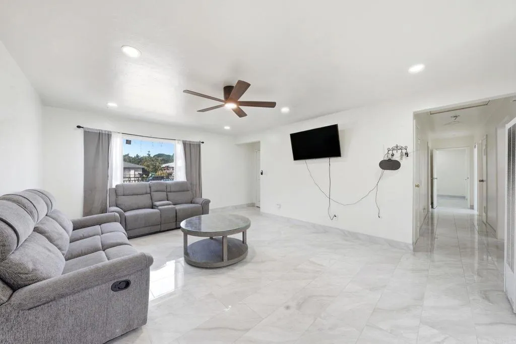 https://cdn.realtyfeed.com/cdn/127/306561483/cc925df499f9e404eb06dd392f8a10a4.webp