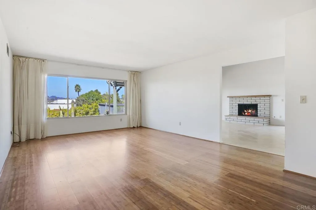 https://cdn.realtyfeed.com/cdn/127/306561491/166b7ae684615ed4e157aed23e01b3d4.webp