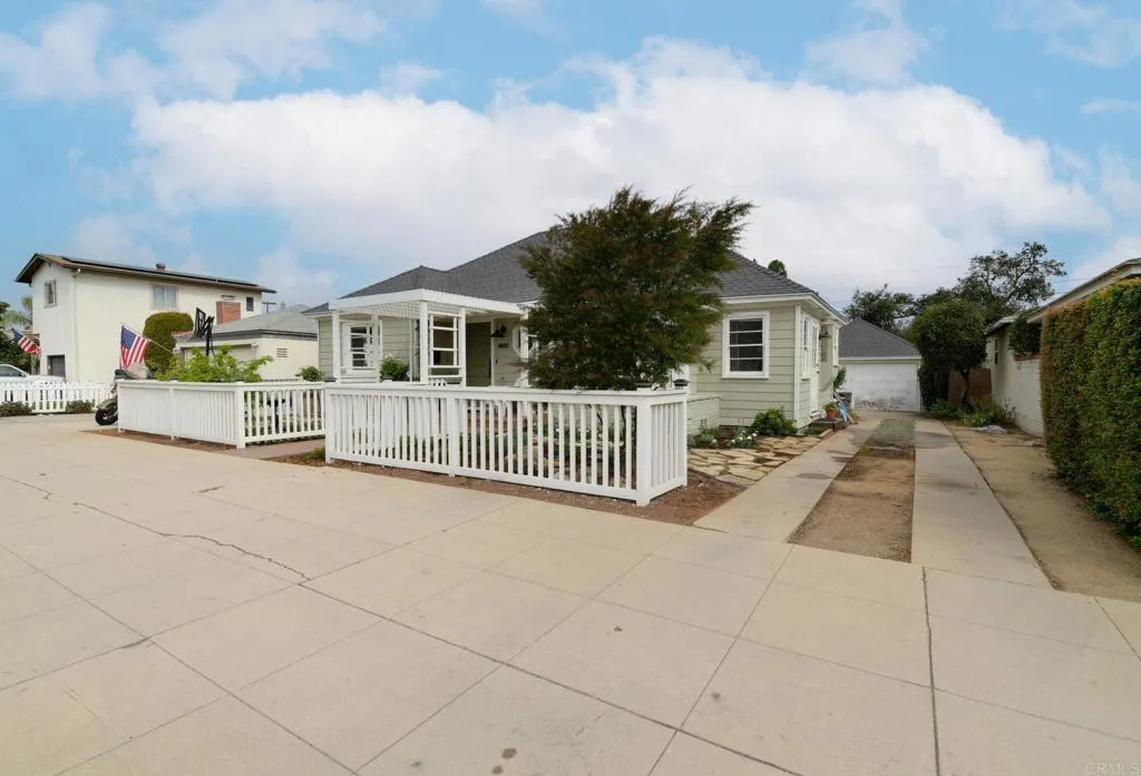 https://cdn.realtyfeed.com/cdn/127/306562226/7aa4e72b9cfcd5f7d5572b992c2f9d31.webp