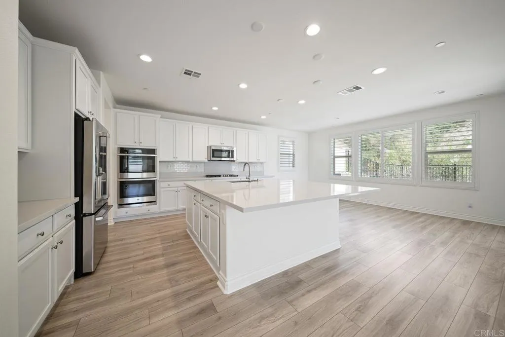 https://cdn.realtyfeed.com/cdn/127/306562319/769f3fb3ff39b3f48bd341ff2aaed879.webp