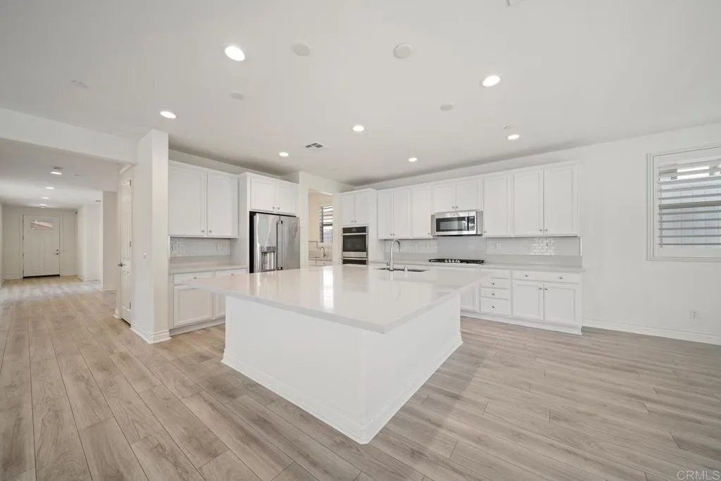 https://cdn.realtyfeed.com/cdn/127/306562319/bba7bdb4e55dadd1ef306995ca9168e2.webp