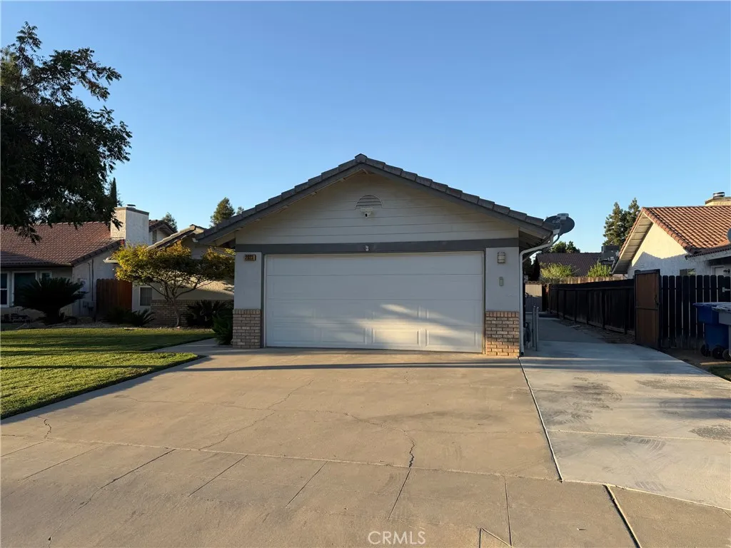 2023 Paul Avenue, Clovis, CA 93611 - Photo 3 of 33, Clovis, CA
